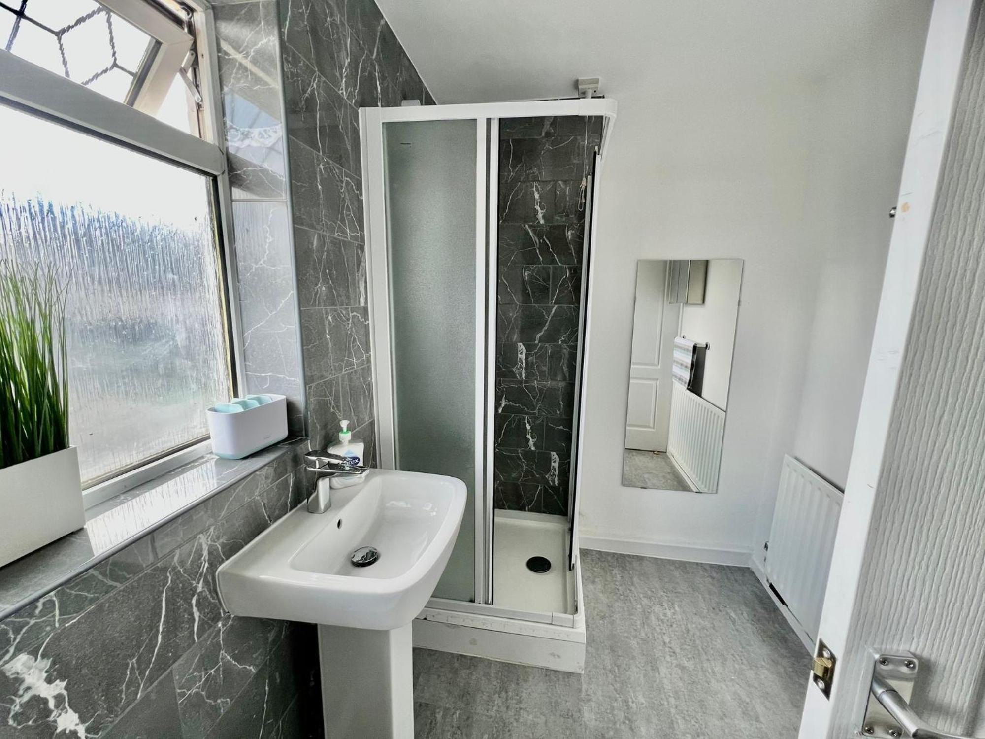 Executive 3 Bedroom Port Talbot Town Centre Margam Sleeps 7 المظهر الخارجي الصورة