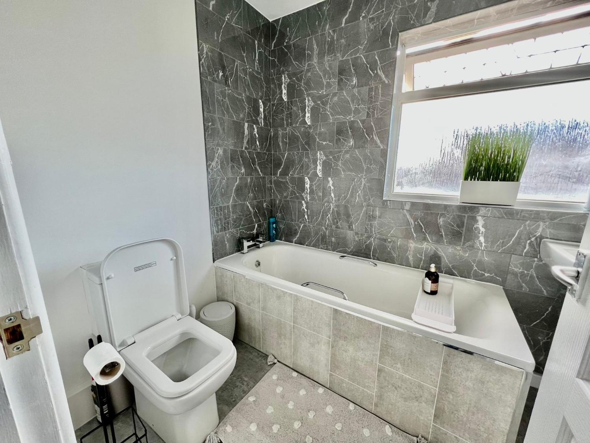 Executive 3 Bedroom Port Talbot Town Centre Margam Sleeps 7 المظهر الخارجي الصورة